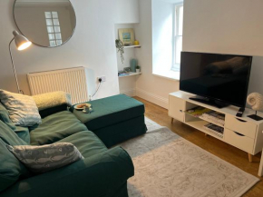 Gwandalan - 1 Bed Apartment, Within Tenby Town Walls